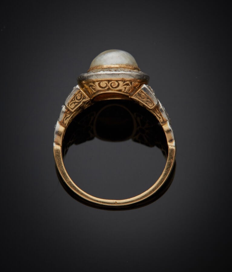 BAGUE "noeuds" en or jaune et or gris (750‰) ajouré ornée d'une soufflure de pe…