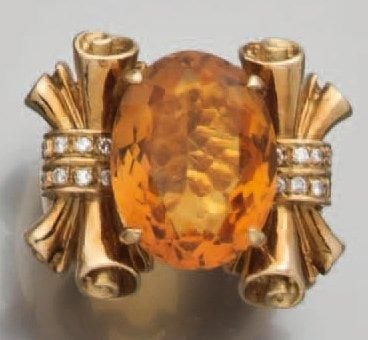 BAGUE « noeuds » en or jaune serti d'une citrine de forme ovale épaulée de diamant