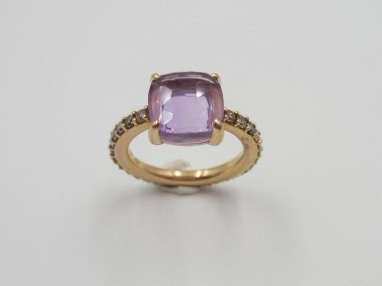 BAGUE «Nudo» en or jaune (750 millièmes) serti d'une améthyste de forme coussin, partiellement facett