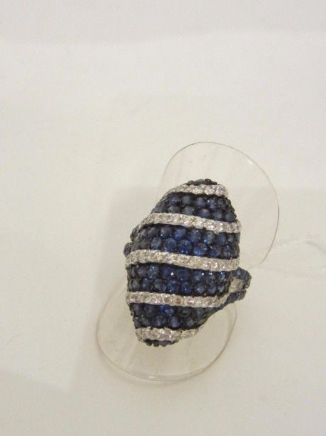 BAGUE « oblongue » en or gris et or noirci (750 millièmes) bombé, pavé de saphirs et lignes de diamants taille brillan