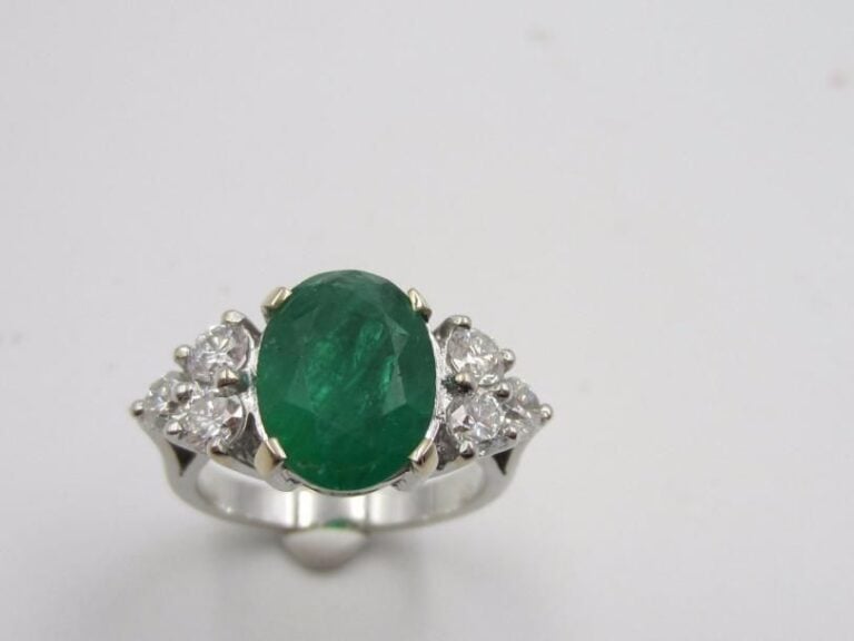 BAGUE octogonale en or gris (750 millièmes) serti d’un rubis de forme ovale encadré de quatre rubis calibrés alternés et épaulés de diamants taille brillan