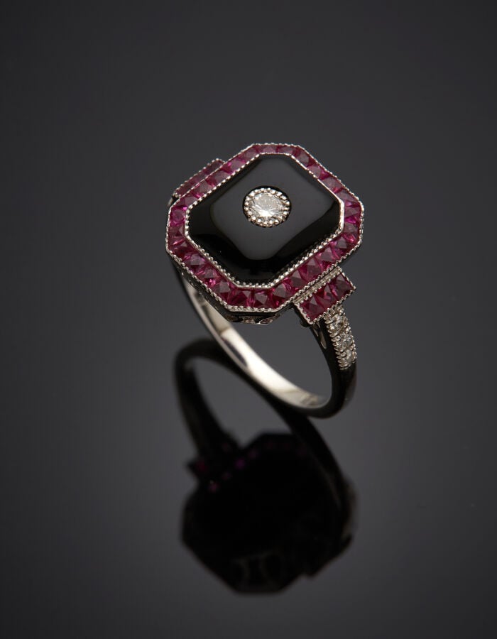 BAGUE octogonale en or gris (750‰) orné d'une plaque d'onyx, flanquée d'un diam…
