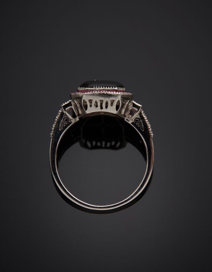 BAGUE octogonale en or gris (750‰) orné d'une plaque d'onyx, flanquée d'un diam…