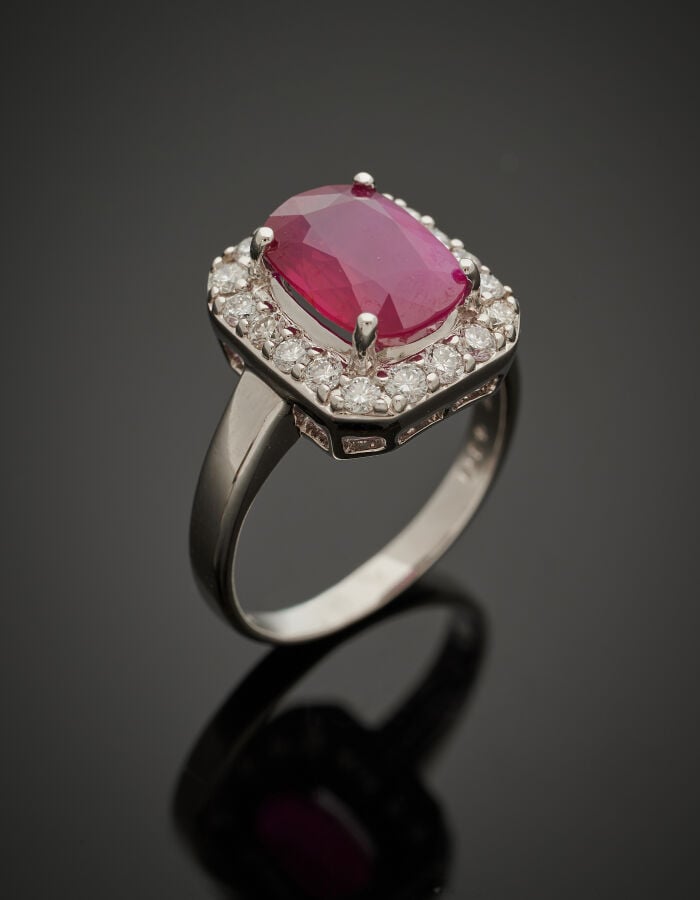 BAGUE octogonale en or gris (750‰) serti d'un rubis pesant 3,54 carats NON CHAU…