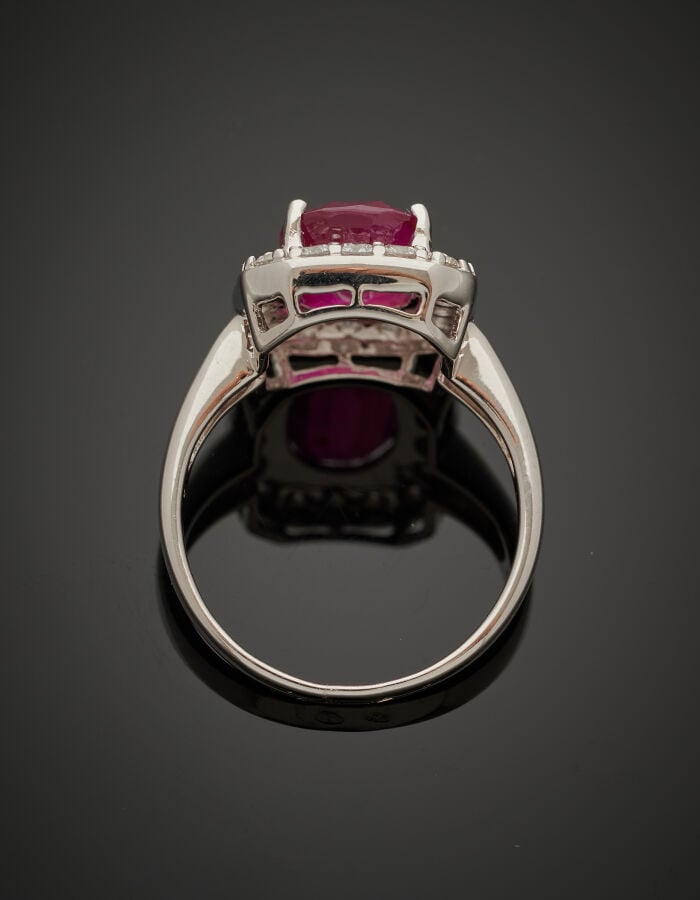 BAGUE octogonale en or gris (750‰) serti d'un rubis pesant 3,54 carats NON CHAU…