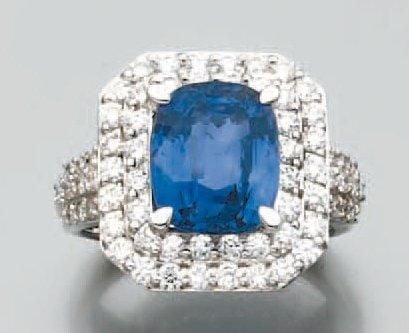 BAGUE octogonale en or gris serti d'un saphir de forme coussin dans un double entourage de diamants taille brillan