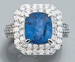 BAGUE octogonale en or gris serti d'un saphir de forme coussin pesant 5,03 carats, entouré et épaulé de diamants taille brillan