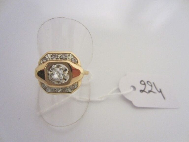 BAGUE octogonale en or jaune (750 millièmes), serti d'un diamant taille ancienne, épaulé de deux lignes de petits diamant