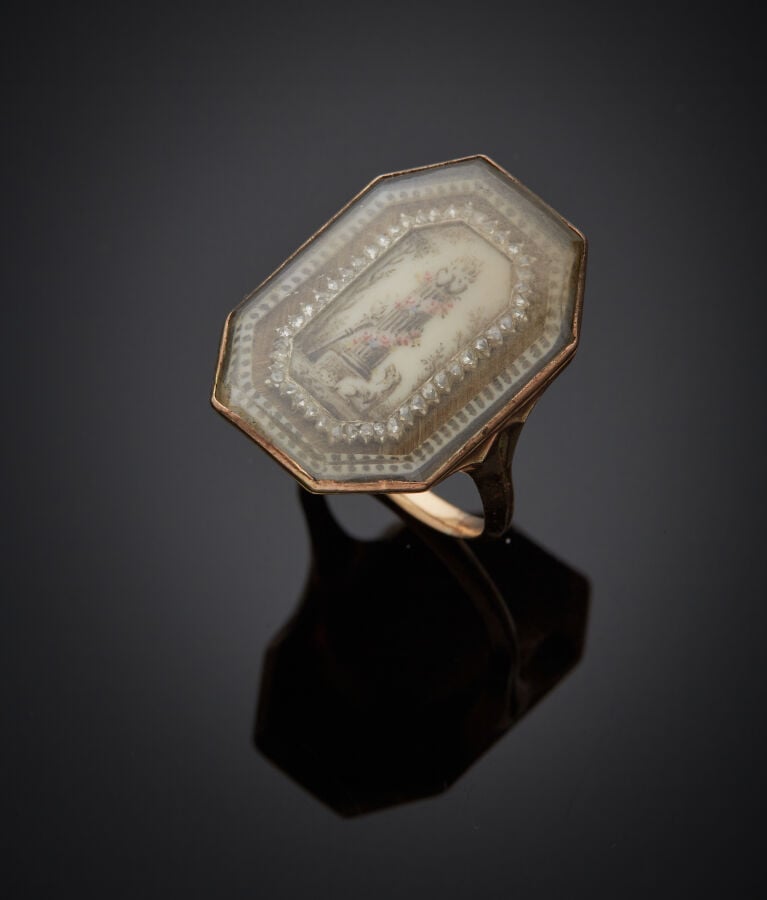 BAGUE octogonale en or rose (375‰) 9 carats, retenant une miniature peinte sous…