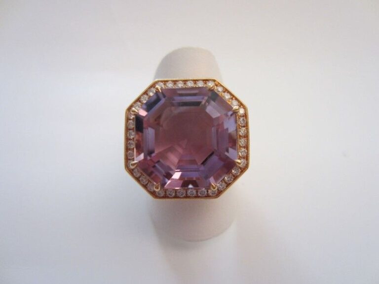 BAGUE octogonale en or rose ajouré serti d'une améthyste entourée et épaulée de diamants taille brillan
