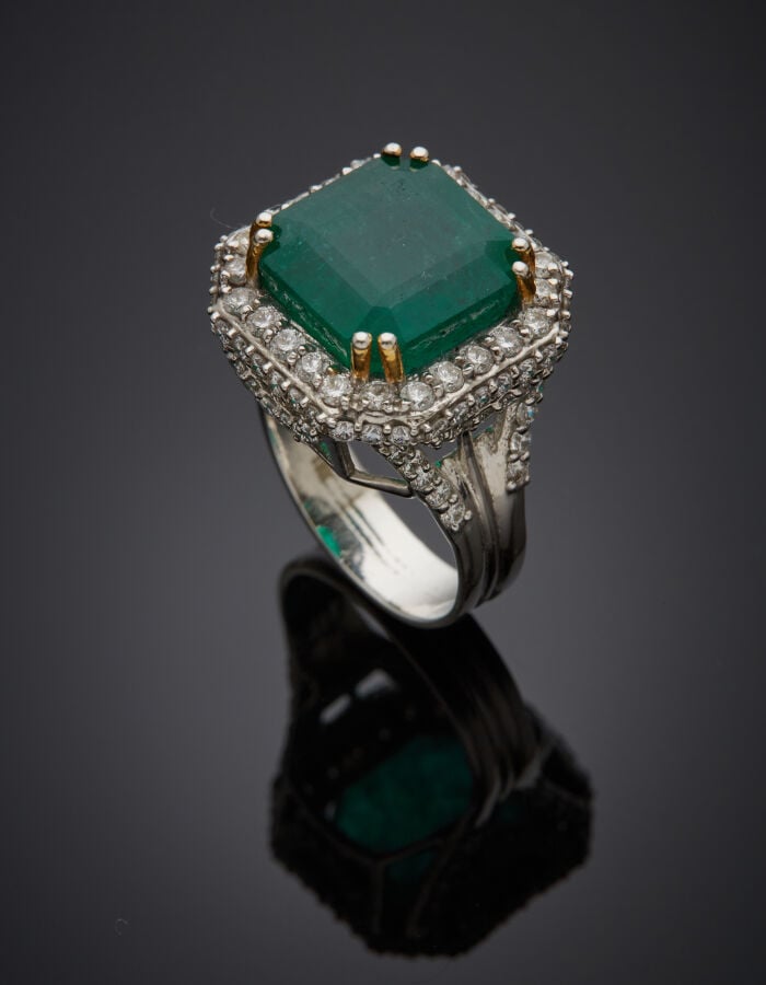 BAGUE or gris (750‰) serti d'une émeraude carrée taillée à degrés, entourée et…