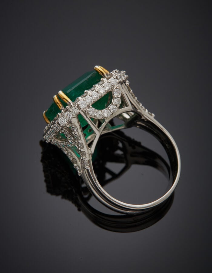 BAGUE or gris (750‰) serti d'une émeraude carrée taillée à degrés, entourée et…