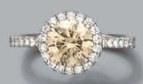 BAGUE or gris serti d'un diamant taille brillant pesant environ 1,5 carat, entouré et épaulé de petits diamant