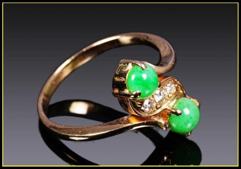 BAGUE or jaune 14 carats sertie de deux cabochons de jade jadéite "vert pomme" et pavée de 3 brillant