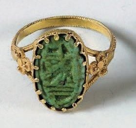 Bague ornée d'un chaton présentant des hiéroglyphe