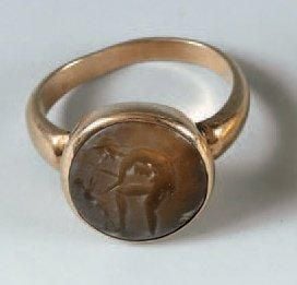 Bague ornée d'une intaille circulaire représentant un satyre accroupi devant une petite statuette? de satyr