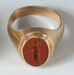 Bague ornée d'une intaille ovale représentant une Athéna debout tenant une haste et un miroi
