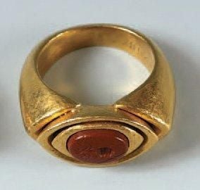 Bague ornée d'une intaille ovale représentant une fourm