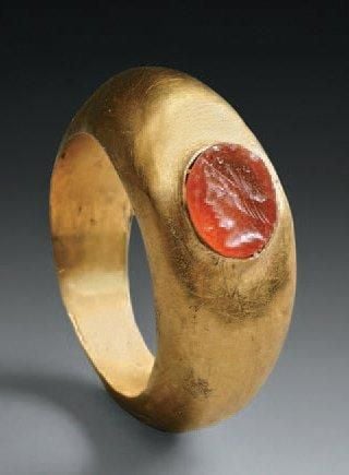 Bague ornée d'une petite intaille représentant une tete féminine a gauch