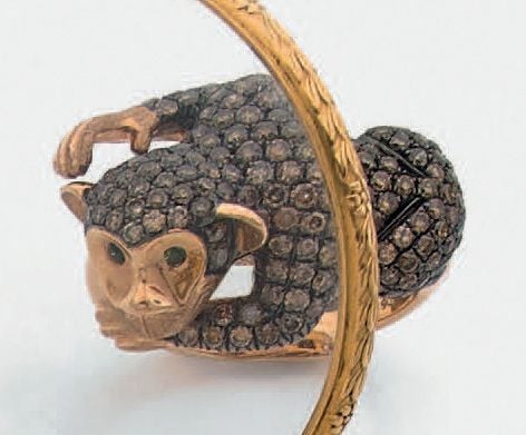 BAGUE «Ouistiti» en or rose et or noirci (750 millièmes) ciselé, pavé de diamants brun