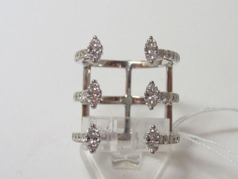 BAGUE ouverte en or gris (750 millièmes) ajouré de six lignes de diamants taille brillant