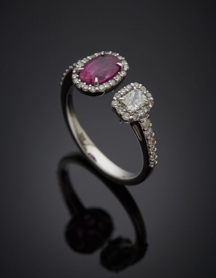 BAGUE ouverte en or gris (750‰) serti d'un rubis ovale, un diamant taille couss…