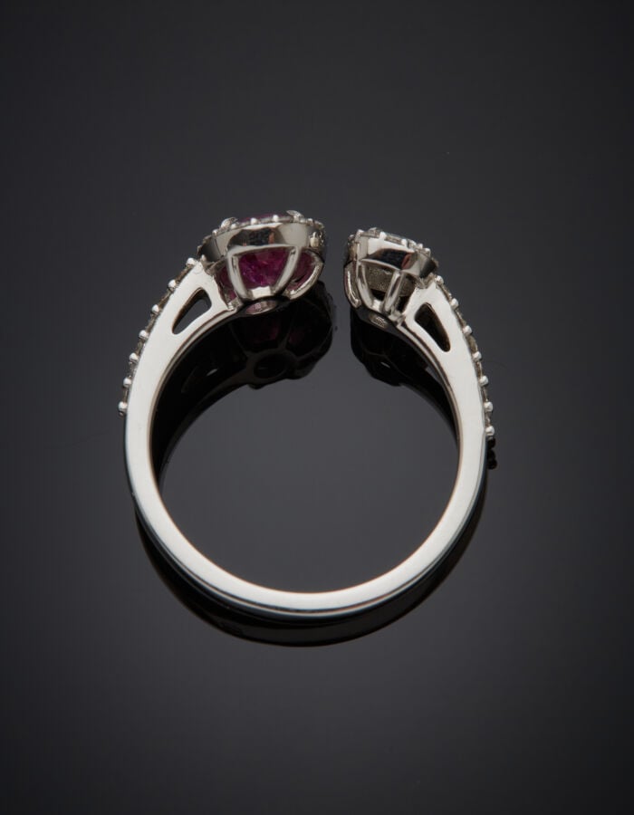 BAGUE ouverte en or gris (750‰) serti d'un rubis ovale, un diamant taille couss…