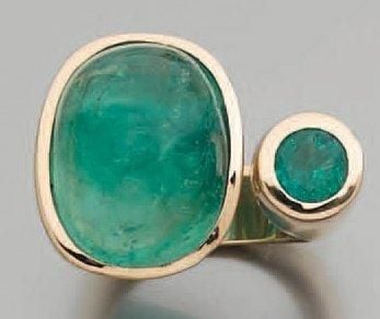 BAGUE ouverte en or rose serti d'une importante émeraude cabochon et d'une émeraude de forme rond