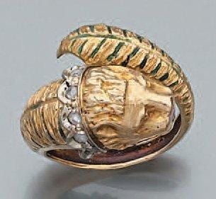 BAGUE ouverte «lion» en or jaune guilloché et ciselé serti de diamants, émail vert (manques) et pierre roug