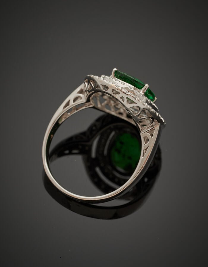 BAGUE ovale en or gris (750‰) ajouré, serti d'un grenat tsavorite pesant 2,69 c…