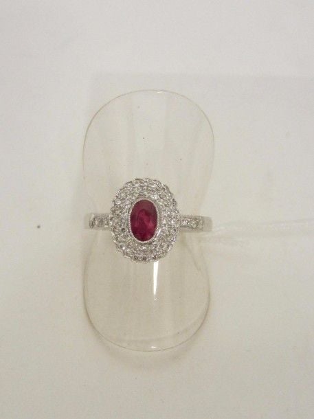 BAGUE ovale en or gris (750 millièmes) serti d’un rubis entouré de diamants taille brillan