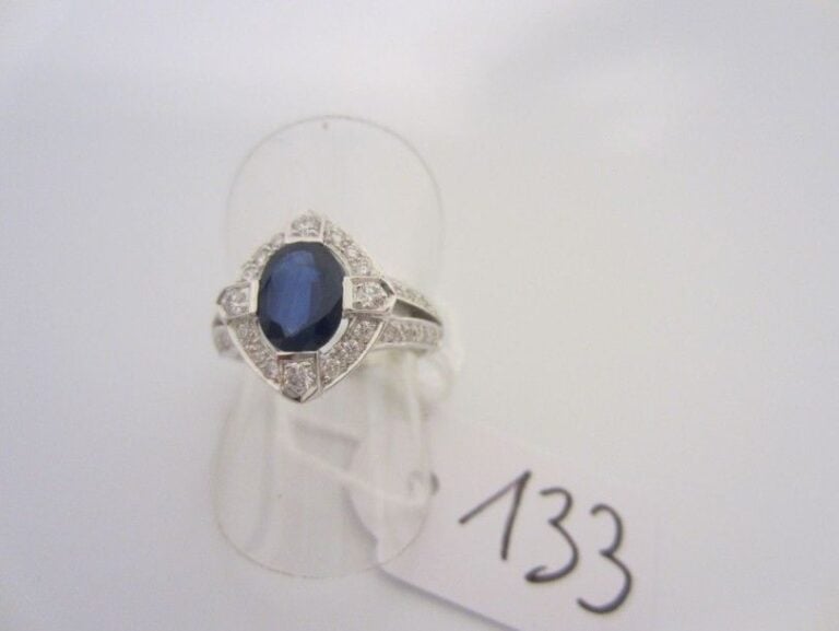 BAGUE ovale en or gris (750 millièmes) serti d?un saphir de forme ovale entouré de diamants taille brillan