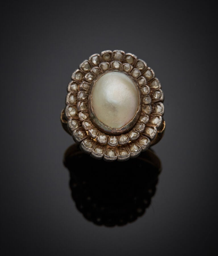 BAGUE ovale en or jaune (750‰) et argent (min. 800‰) orné d'une demi-perle oval…