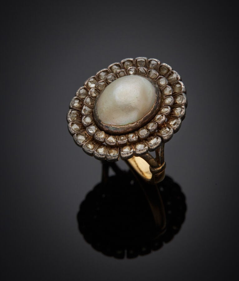 BAGUE ovale en or jaune (750‰) et argent (min. 800‰) orné d'une demi-perle oval…