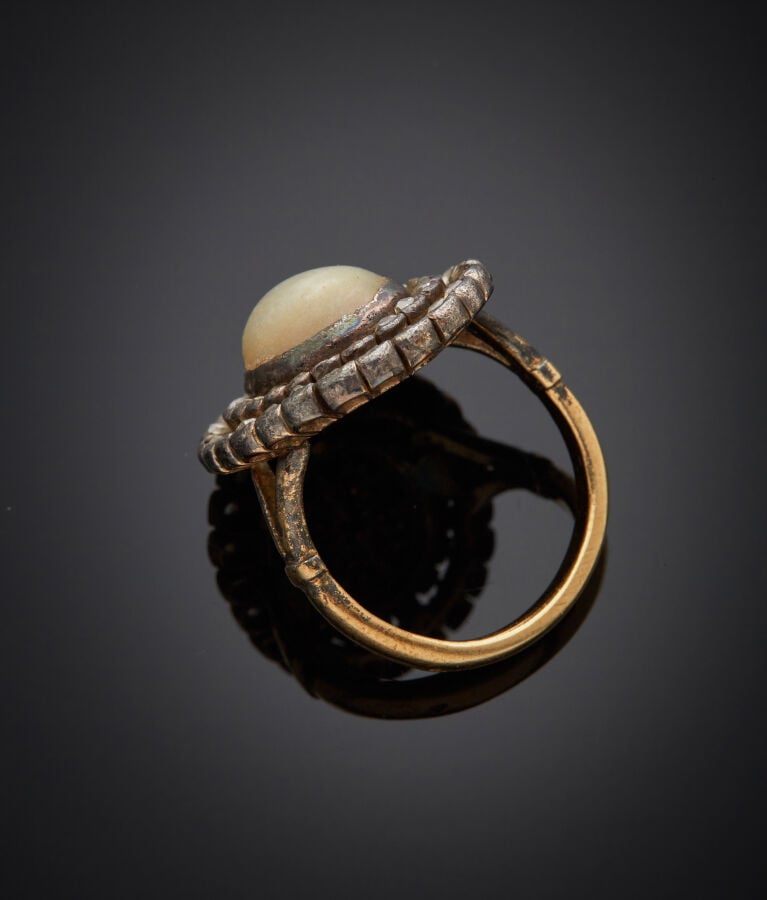 BAGUE ovale en or jaune (750‰) et argent (min. 800‰) orné d'une demi-perle oval…