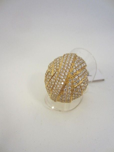 BAGUE «ovale» en or jaune (750 millièmes) bombé et pavé de diamants taille brillant à motifs de rubans