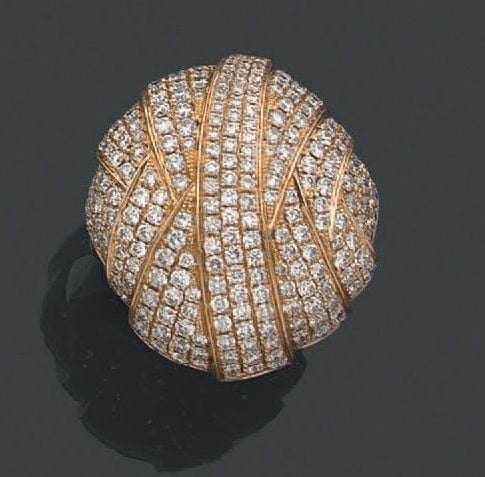 BAGUE «ovale» en or jaune (750 millièmes) bombé et pavé de diamants taille brillant à motifs de ruban