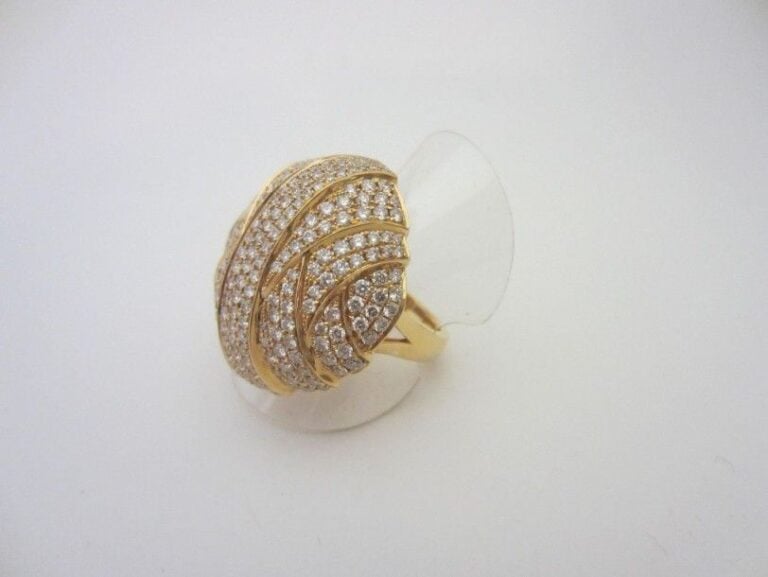 BAGUE «ovale» en or jaune (750 millièmes) bombé et pavé de diamants taille brillant à motifs de ruban