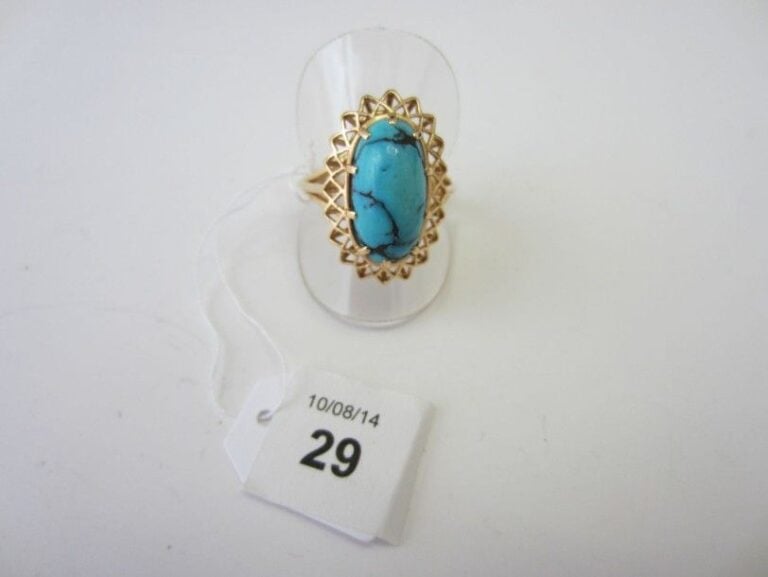 BAGUE ovale en or rose (750 millièmes) ajouré serti d'une turquoise matrix cabochon de forme oval