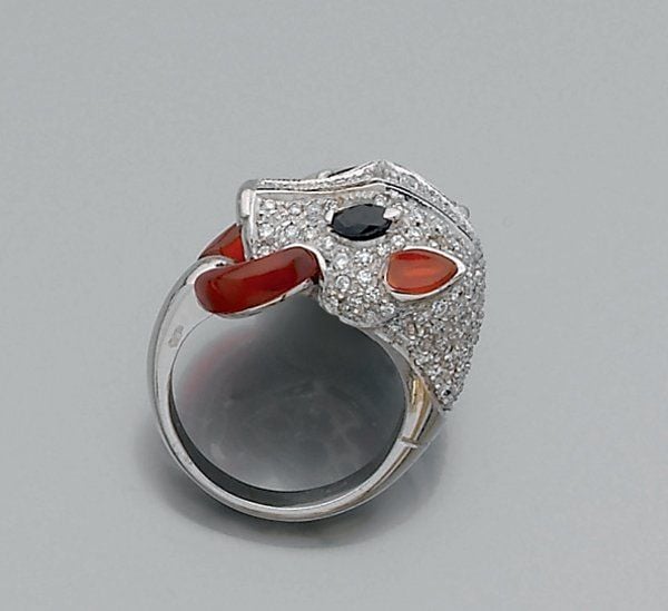 BAGUE « panthère » en or gris 14 carats, serti de pavages de diamants, de cornaline et deux saphirs de forme navett
