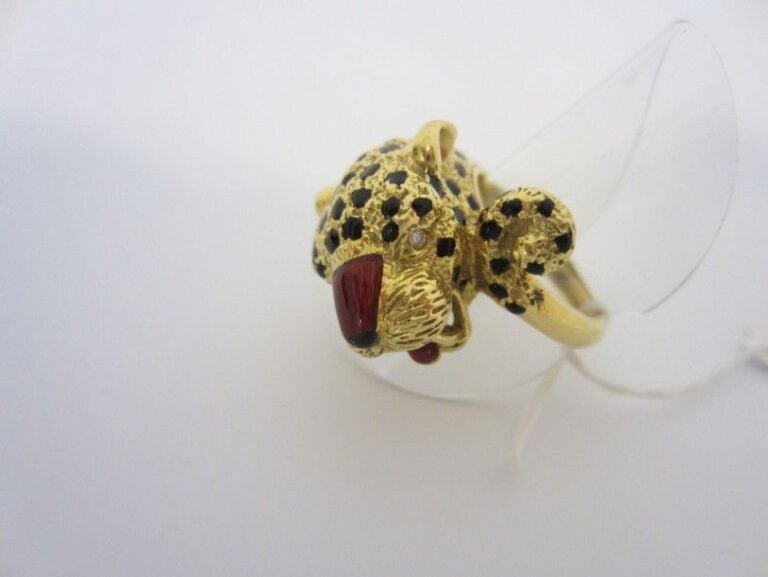 BAGUE "panthère" en or jaune (750 millièmes) sculpté et émaill
