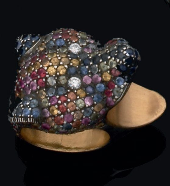 BAGUE "panthère" or jaune brossé et argent pavé de rubis et saphirs de couleurs, les yeux sertis de diamants de taille brillan