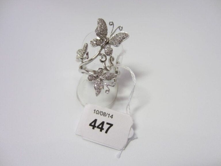 BAGUE «papillons» en or gris (750 millièmes) ajouré partiellement serti de diamant