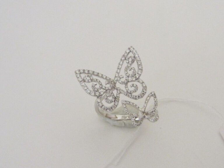 BAGUE «papillons» ouverte en or gris (750 millièmes) ajouré, serti de diamants taille brillan