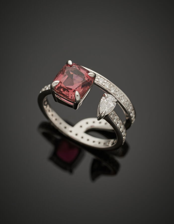 BAGUE partiellement ouverte en platine (950‰) serti d'une tourmaline rose carré…