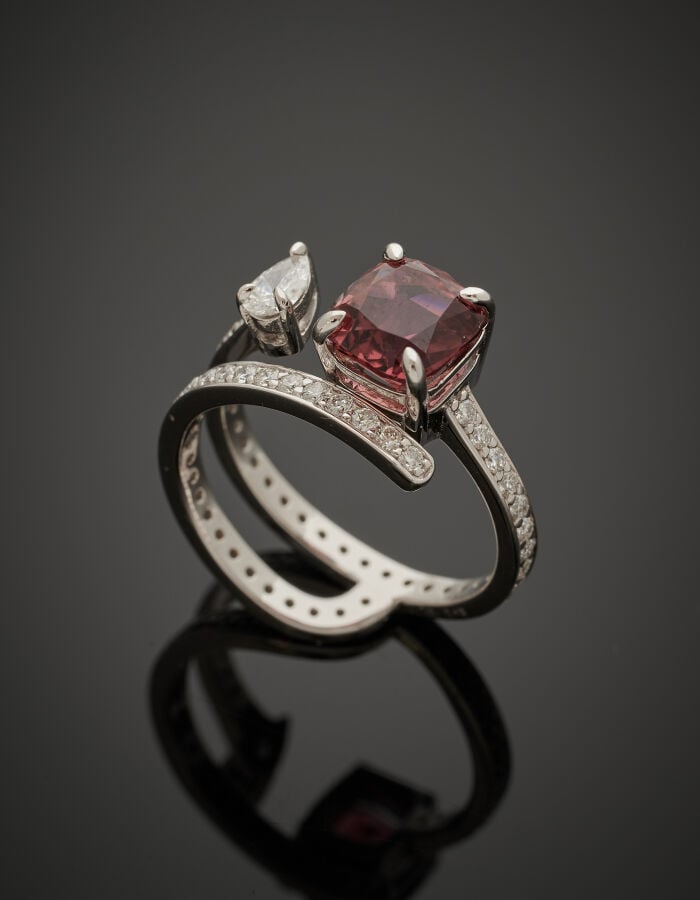 BAGUE partiellement ouverte en platine (950‰) serti d'une tourmaline rose carré…