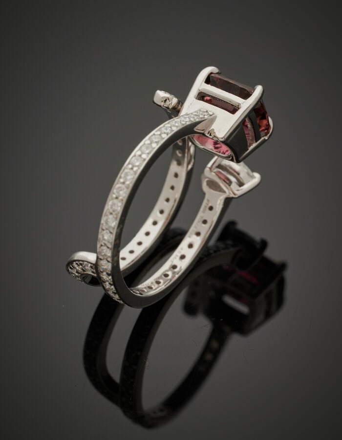 BAGUE partiellement ouverte en platine (950‰) serti d'une tourmaline rose carré…
