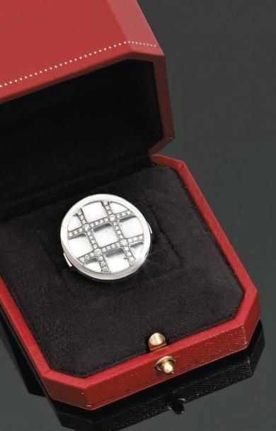 BAGUE «Pasha» circulaire en or gris serti de nacre surmonté d'un quadrillage en or gris serti de diamants taille brillan