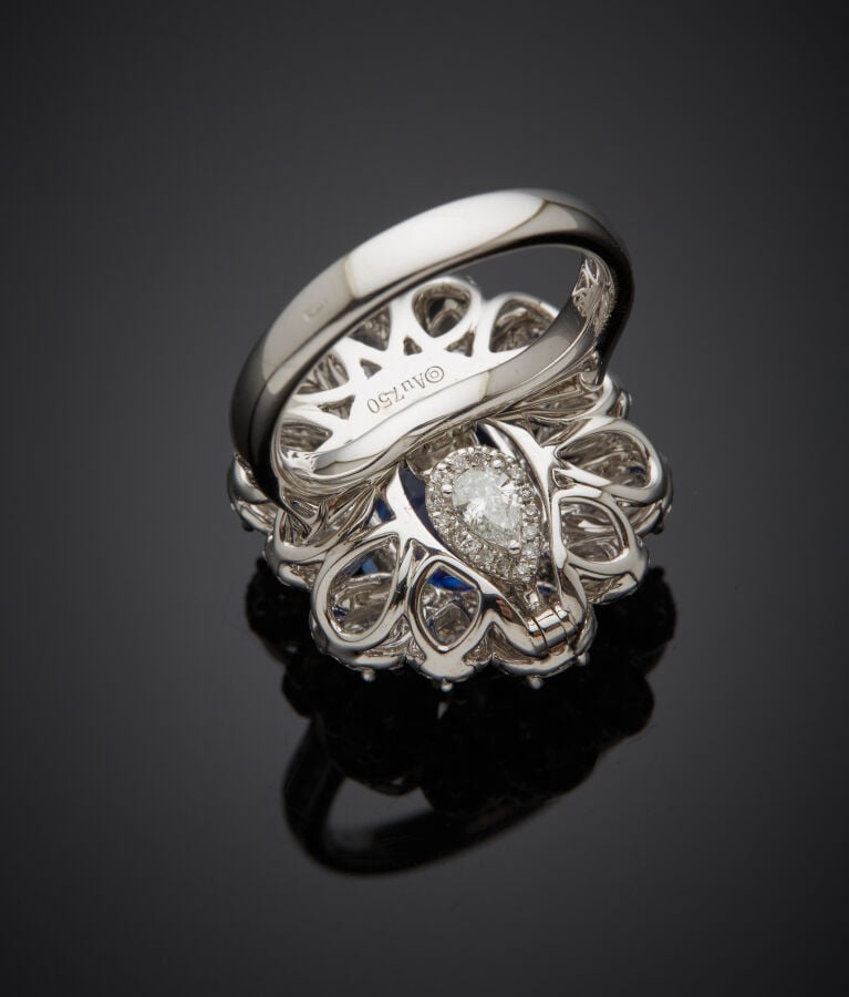 BAGUE - PENDENTIF "fleur" or gris (750‰) serti d'un saphir de CEYLAN, NON CHAUF…