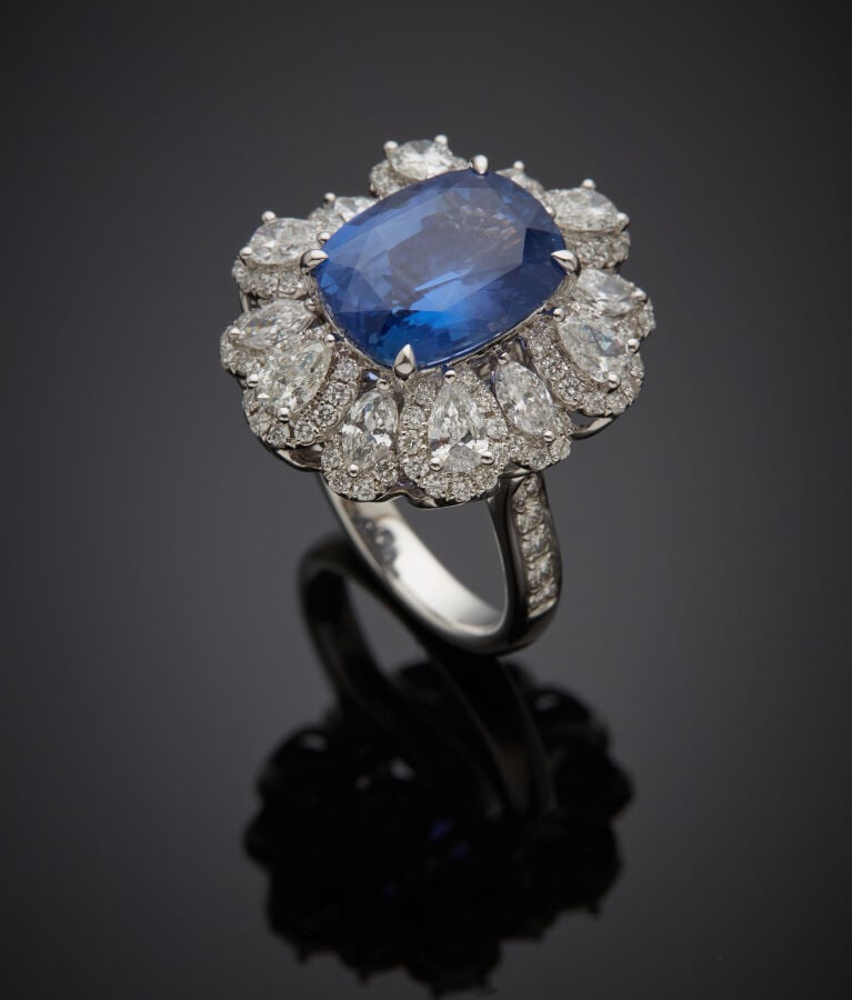 BAGUE - PENDENTIF "fleur" or gris (750‰) serti d'un saphir de CEYLAN, NON CHAUF…